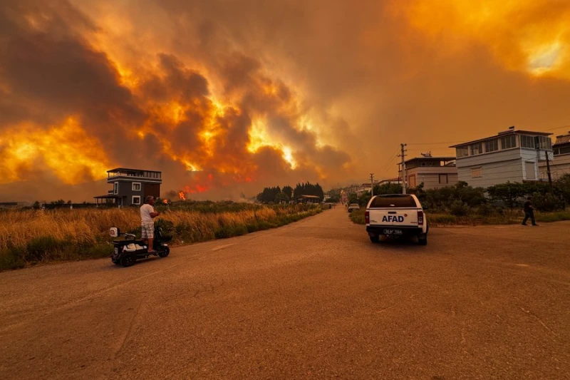 Горят няколко пожара в Турция, в Измир са отменени полети до София, Копенхаген и Кьолн