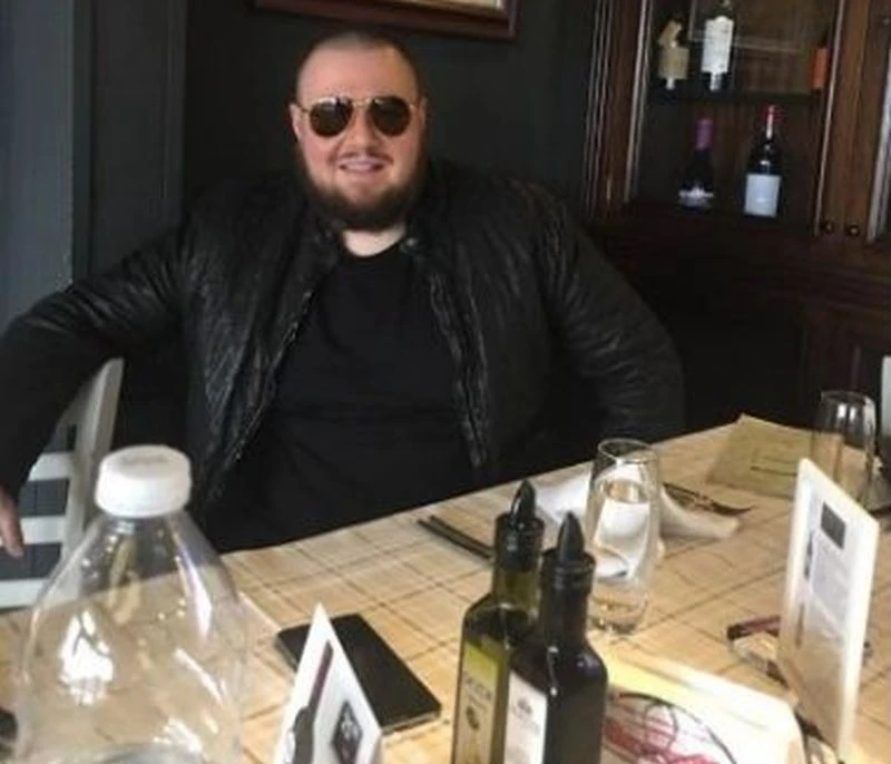 Откъде Християн Гущеров взима пари в момента?