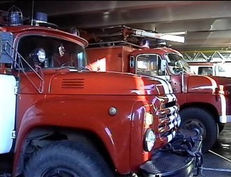 Автомобил и търговски бараки горяха на Златни пясъци"