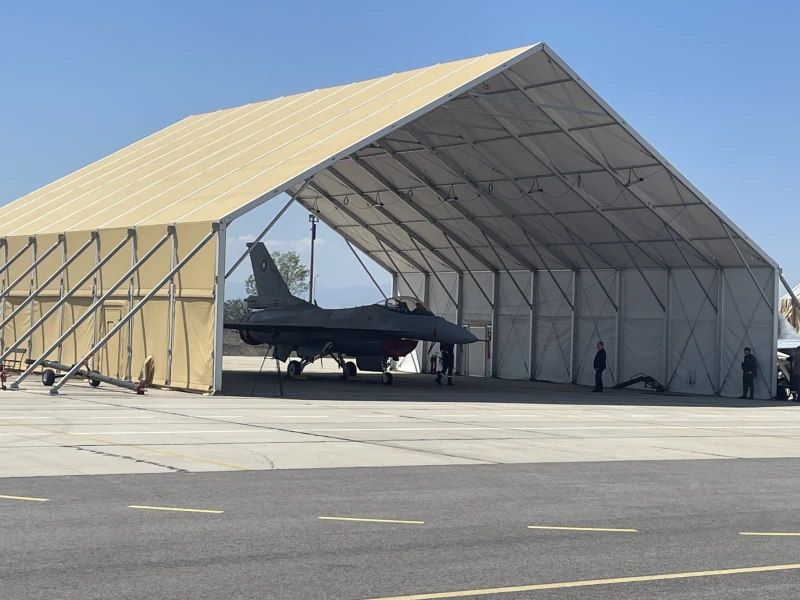 Президентът от Граф Игнатиево: Скоро няма да имаме пилоти за F-16