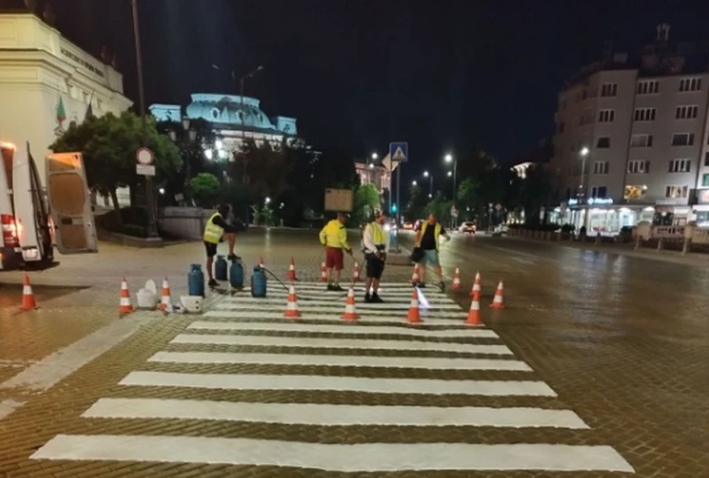 Обновяват пътната маркировка върху пешеходни пътеки, улици и булеварди в София 