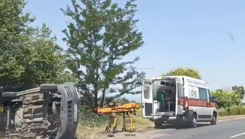 Автомобил катастрофира край Пловдив, извадиха шофьора от купето
