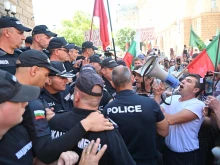 Високо напрежение пред Народното събрание по време на протест срещу еврото