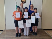 Наградиха ученици от Чепеларе, намерили и върнали изгубено портмоне