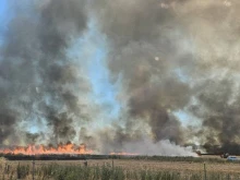 Голям пожар гори край АМ "Тракия" до Воденичане! Наблизо има бензиностанция!