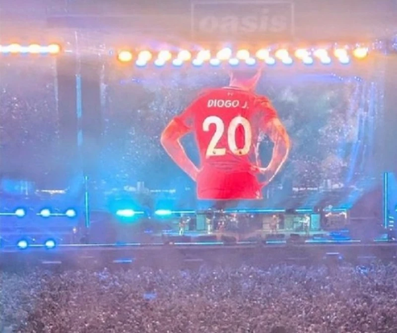 Култовите Oasis почетоха Диого Жота с Live Forever