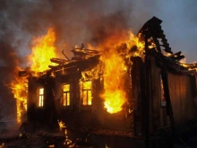 Огънят навлиза безконтролно в изоставени къщи и ги унищожава
