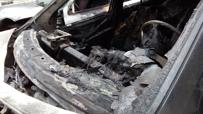Кола се запали в автосервиз в Средец