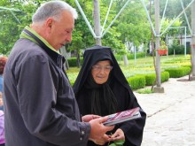 Димитър Лазаров дари исторически книги на Калоферския женски манастир