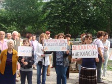 Долев се среща с протестиращите срещу изграждането на улица под терасите им 