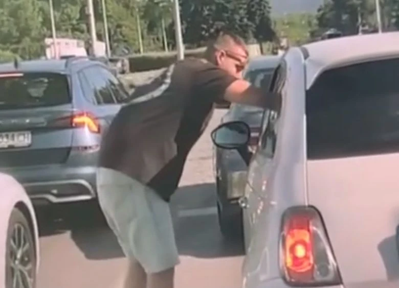 Шофьор изхвърли фаса си през стъклото, друг обаче му го върна
