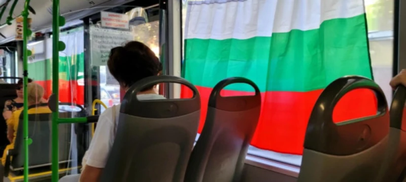 Автобус на градския транспорт в Пловдив с перденца от българското знаме