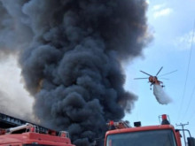 Огромен пожар в цех за рециклиране на отпадъци в Гърция