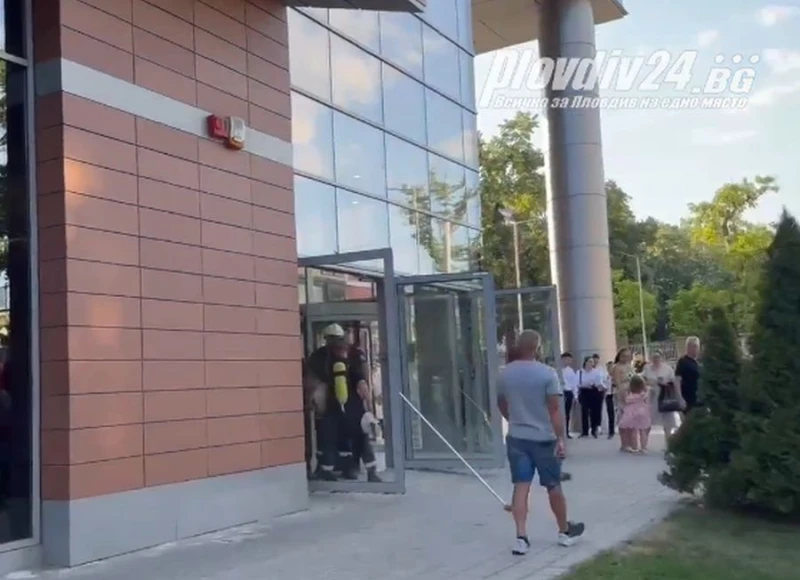 Алармата за евакуация в мол "Марково тепе" се задейства, хората напуснаха притеснени