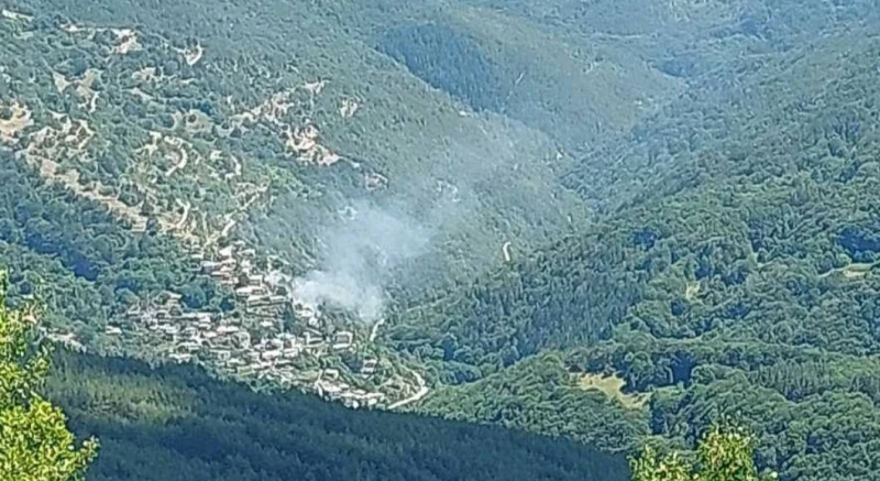 50 души се борят с пожар в село Косово