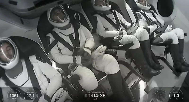 �������� �� Axiom-4 �� ������� � ����� �����