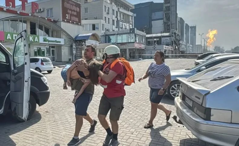 Това не се е случвало досега: Ракета и 28 дрона едновременно, най-малко 12 души са ранени при руски удари в Украйна