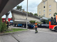 50-тонен мост се срути върху камион в Австрия