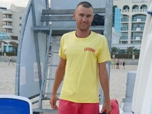 Спасител издърпа удавник от лапите на смъртта в морето