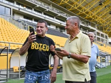 Илиян Филипов лично раздаде абонаментни карти на големи легенди на Ботев