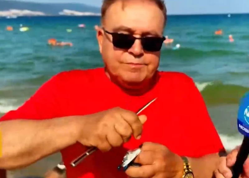 Бизнесмен защити чистота на морето: Пия морска вода и ям водорасли на салата