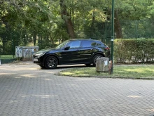 Шофьор паркира колата си в парк в Банкя