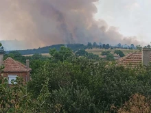 Голям пожар пламна в Ямболско, 200 човека са евакуирани