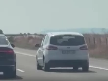 Опасно шофиране на магистрала "Тракия": Автомобил изпреварва в дясната лента