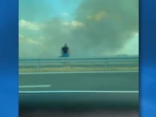 С бебе в колата, огнеборец сам гаси пожар край магистралата