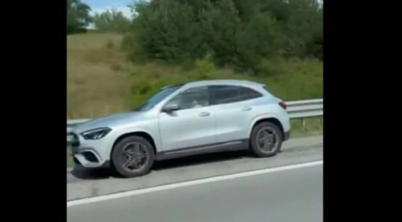 Автомобил кара бясно в аварийната лента на АМ "Тракия" със 120 км/ч