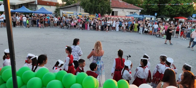Млади и стари се събраха в центъра на пловдивско село