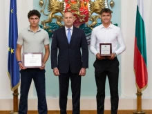 Румен Радев бе емоционален след награждаването на Иванов и Василев