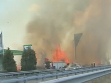 Пожарът на АМ "Тракия": Огънят е на метри от бензиностанция