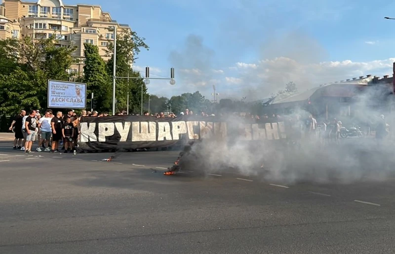 Фенове на Локомотив блокираха един от възловите булеварди в Пловдив