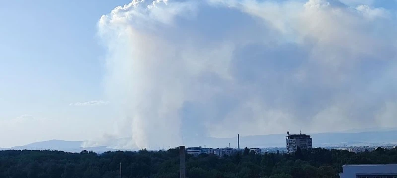 Пожар край Костинброд застрашава село Понор, димът се вижда от София
