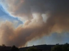 Пожарът в Безден вече е засегнал къщи, ситуацията остава критична