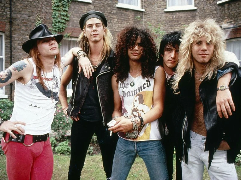 Хиляди се събраха на стадион "Васил Левски" за Guns N' Roses 