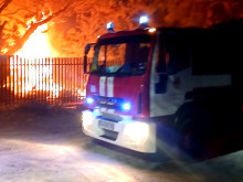 Пожар лумна на метри от къщи във Варна