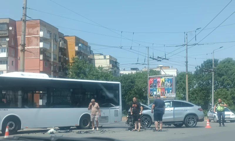 Кола се блъсна в автобус на входа на Враца