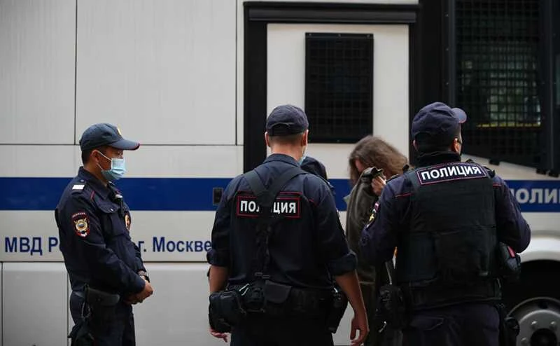 Руските власти нахлуха в офисите на Baza, арестуваха главния редактор на медията