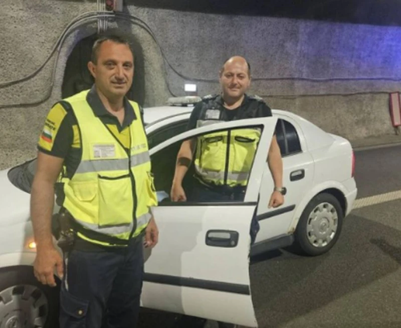 Полицаи спасиха човек в беда на АМ "Хемус"