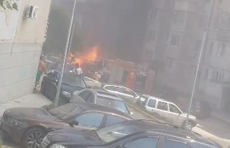 Няколко коли се запалиха в кв. "Владиславово" във Варна