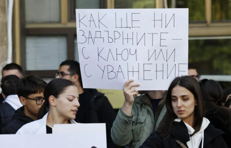 Отхвърлиха предложението за 6000 лв. за лекари и 4000 лв. за сестри