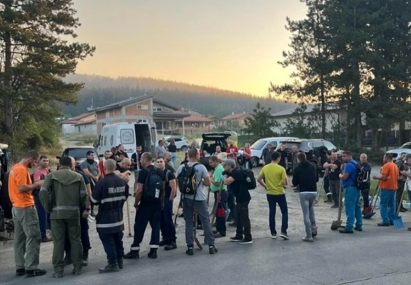 Нинова за доброволците, които помагат в борбата с пожара в Безден: По джапанки и с голи ръце се хвърлят срещу огнената стихия