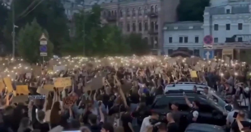 Зеленски подписа спорен закон: Избухнаха най-големите протести от началото на войната
