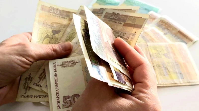 Увеличават минималната работна заплата