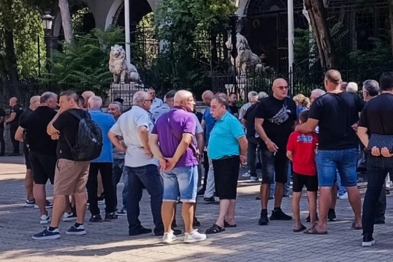 Стотици се поклониха пред футболната легенда Сашо Паргов в Дупница