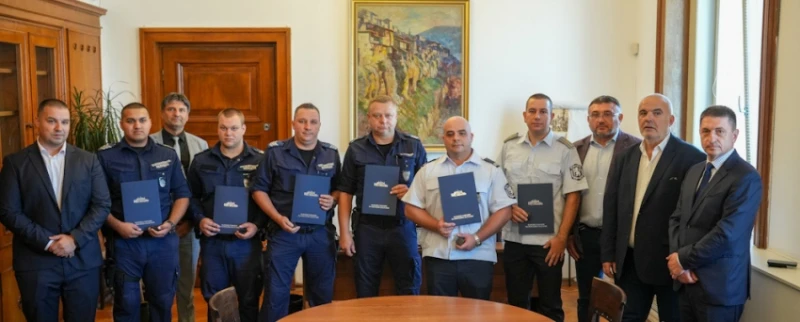 Наградиха полицаите, спасили двегодишно дете, след като погълнало медикаменти