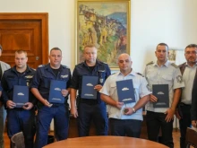 Наградиха полицаите, спасили двегодишно дете, след като погълнало медикаменти