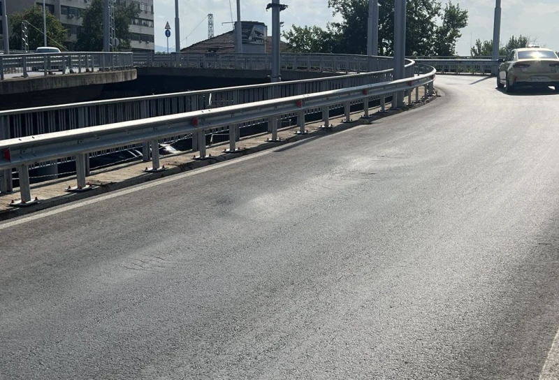 Общината: Високите температури са виновни за потъването на асфалта на Бетонния мост